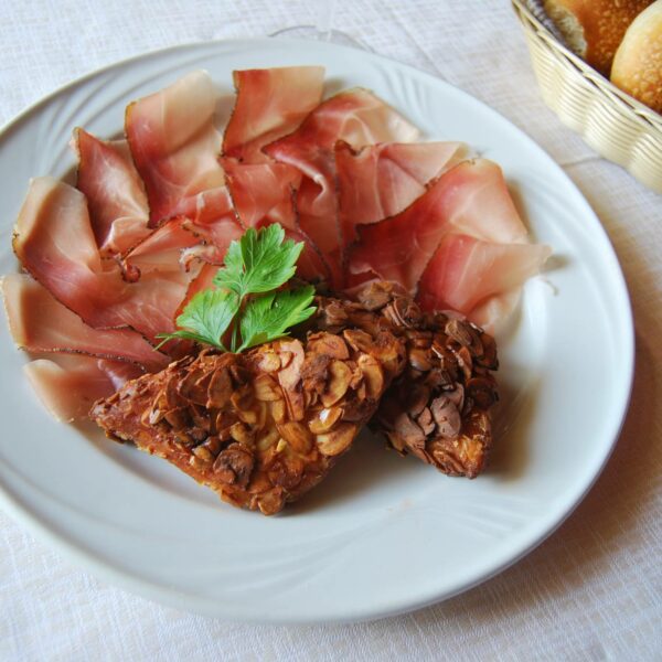 Crostone di pane integrale con lardo di Patanegra, noci e miele