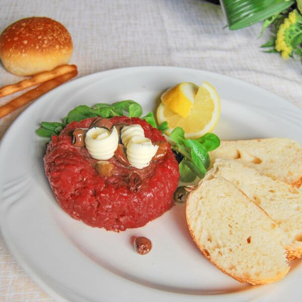 Filetto “Tartare”con olive taggiasche, crostoni di pane integrale e burro