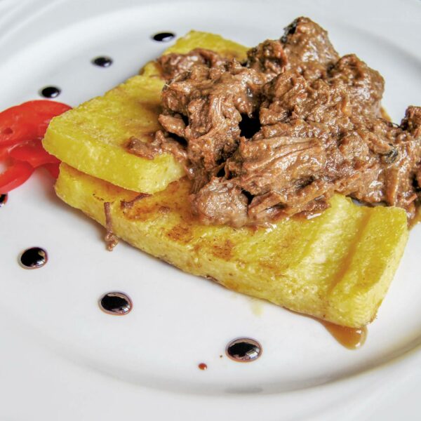 Stracotto* d’asino con polenta abbrustolita